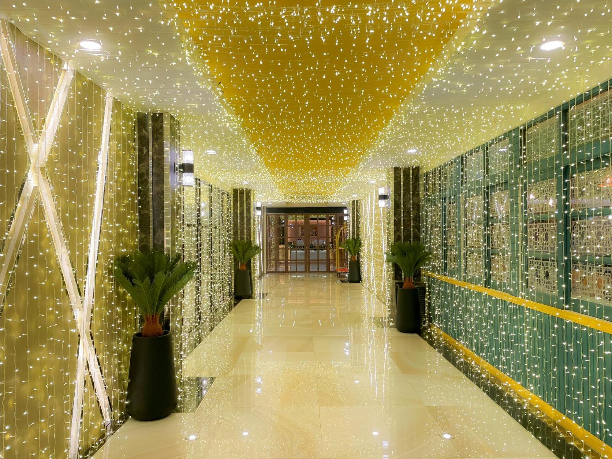 Clarian Hotel Beach Patong Exterior photo