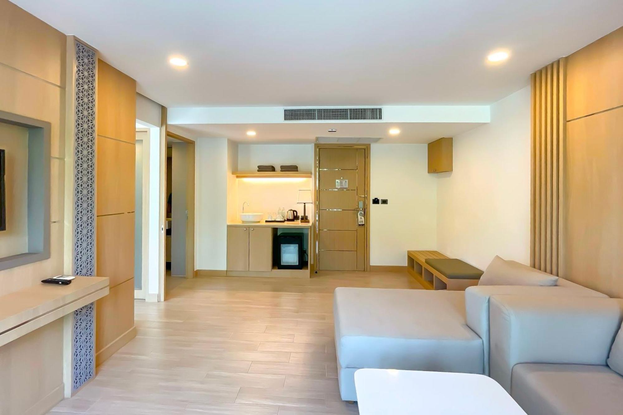 Clarian Hotel Beach Patong Exterior photo