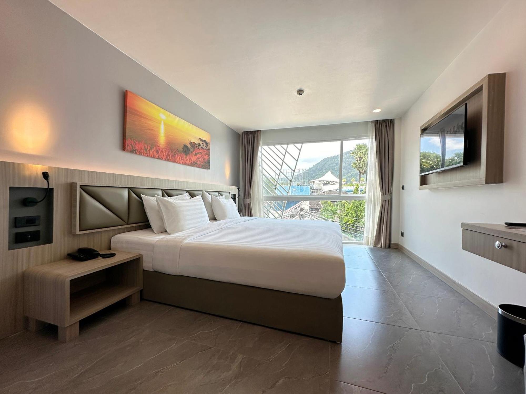 Clarian Hotel Beach Patong Exterior photo