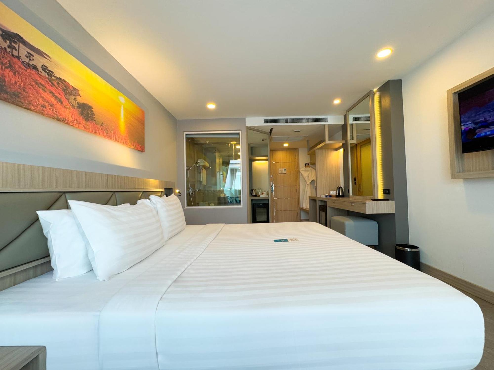 Clarian Hotel Beach Patong Exterior photo