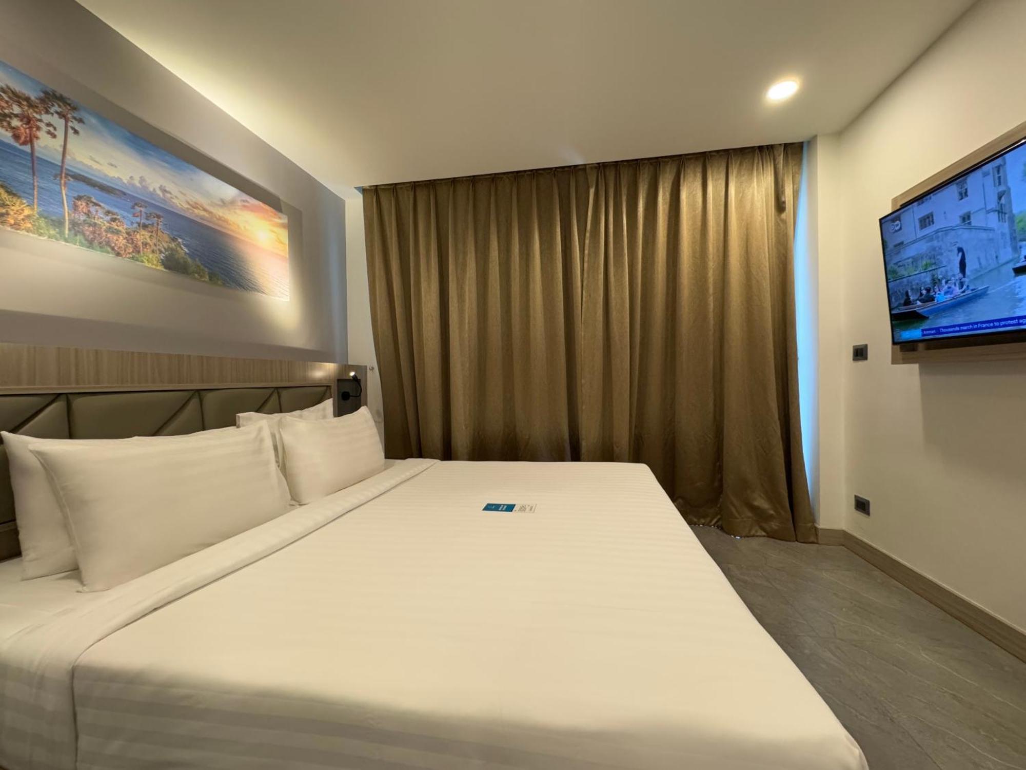 Clarian Hotel Beach Patong Exterior photo
