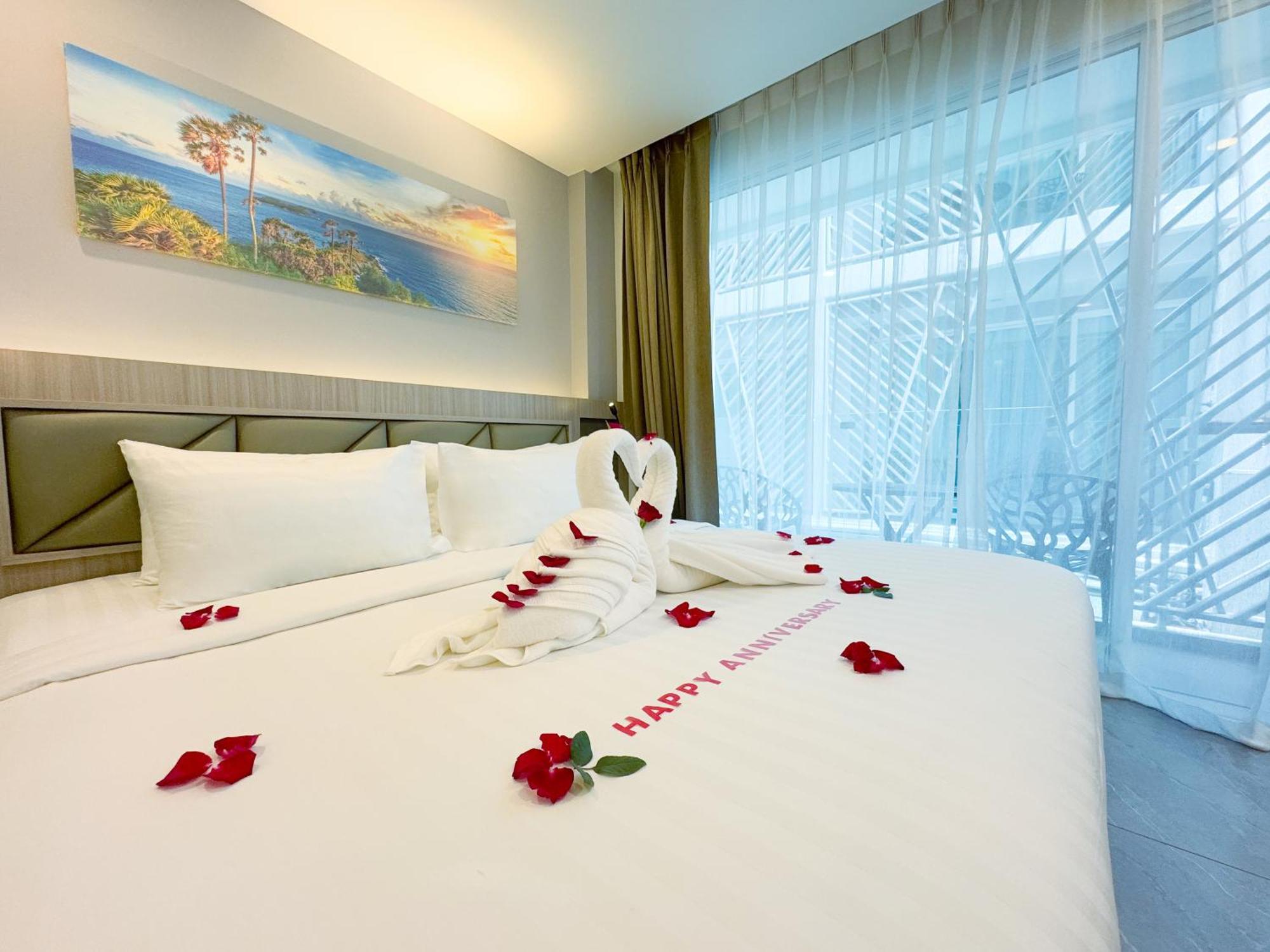 Clarian Hotel Beach Patong Exterior photo