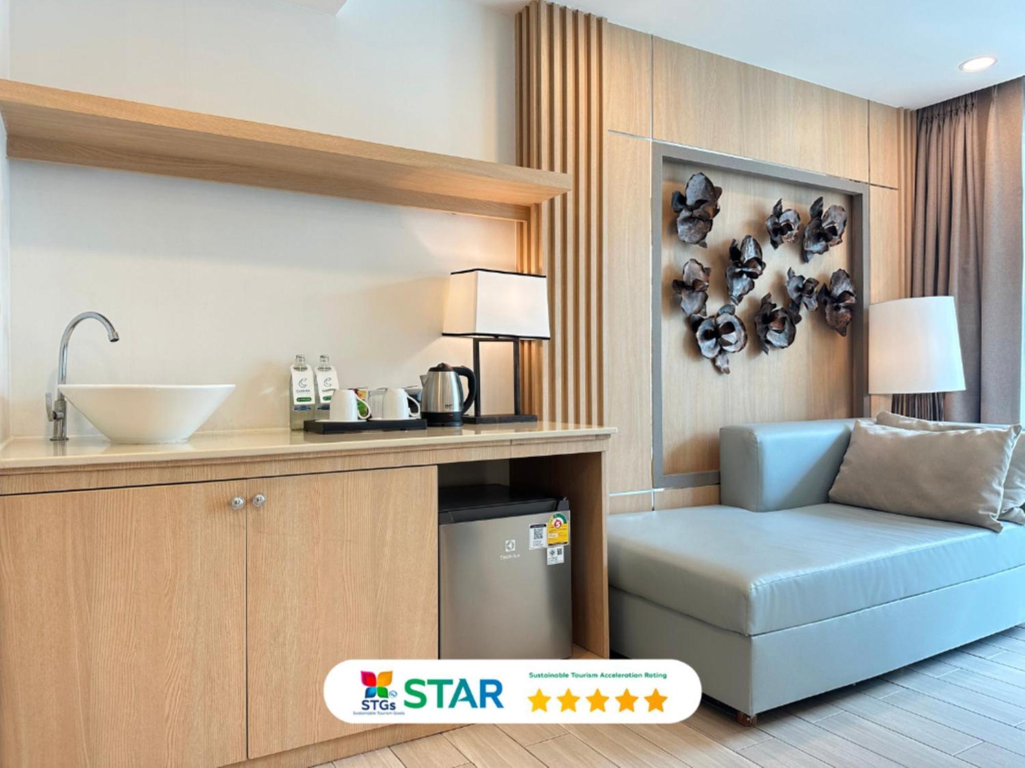 Clarian Hotel Beach Patong Exterior photo