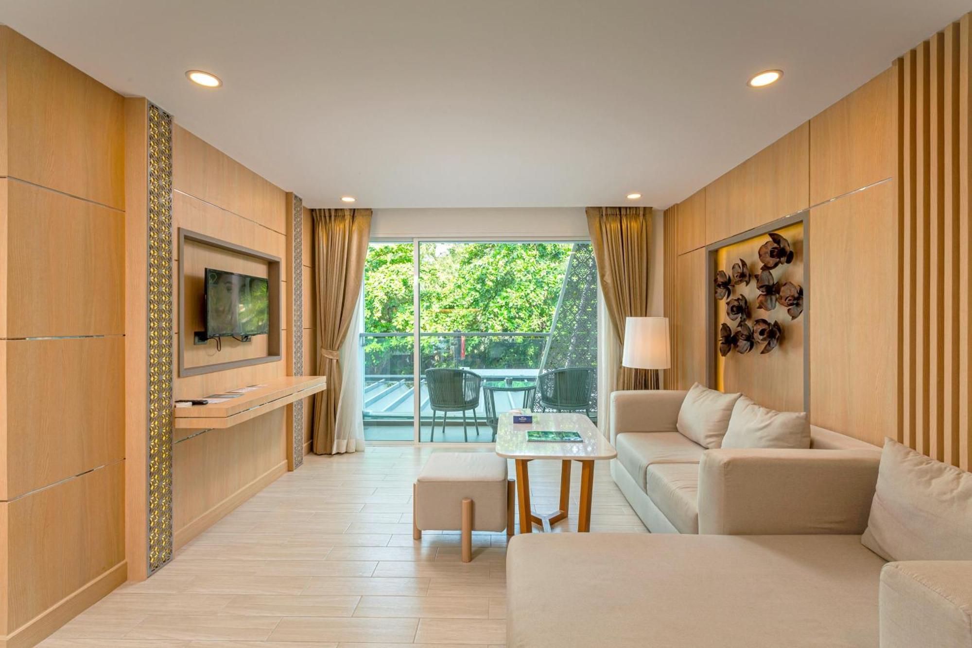 Clarian Hotel Beach Patong Exterior photo
