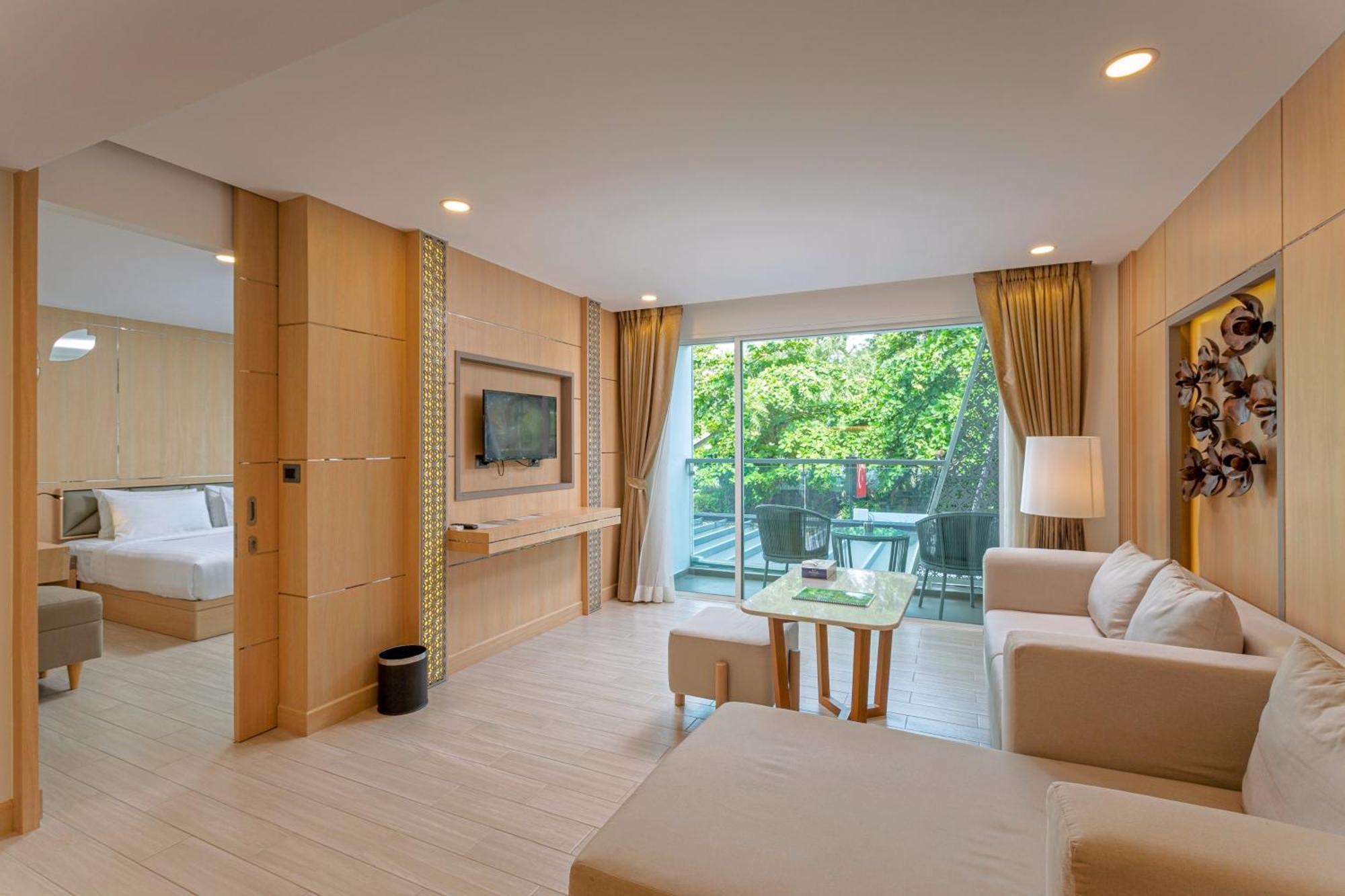 Clarian Hotel Beach Patong Exterior photo